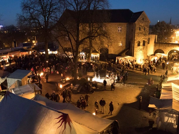 Broicher Schlossweihnacht Abendlicher Schlosshof bei der Broicher Schlossweihnacht.