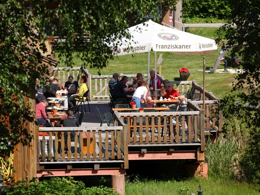NIZ Terrasse mit Besuchern von oben