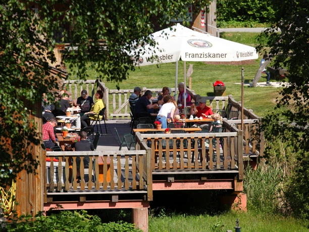 NIZ Terrasse mit Besuchern von oben
