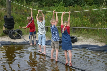 Kinder an Erlebnisteich im BUEZ.jpg