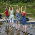 Kinder an Erlebnisteich im BUEZ.jpg