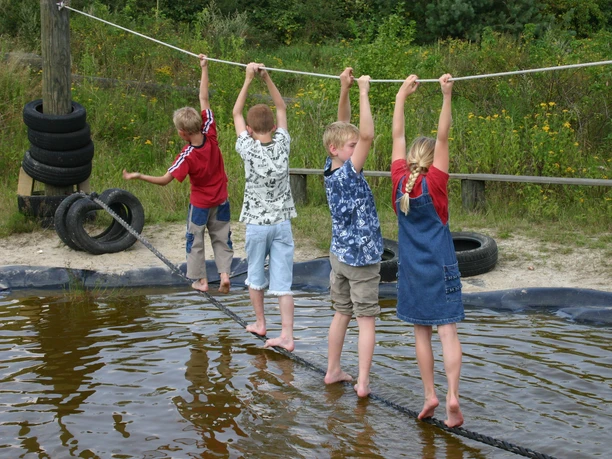Kinder an Erlebnisteich im BUEZ.jpg