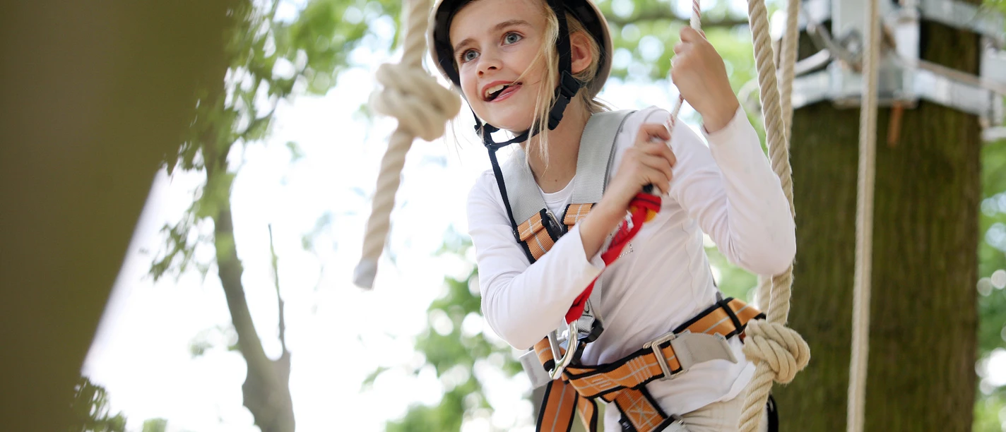 Mädchen im monkeyman Hochseilgarten Wolfsburg