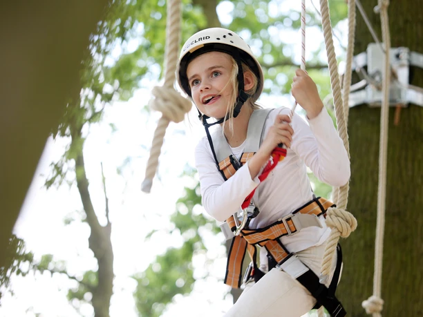 Mädchen im monkeyman Hochseilgarten Wolfsburg