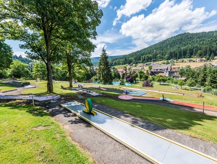 Minigolf Baiersbronn Obertal Blick Schwimmbecken Minigolf Baiersbronn Obertal Blick Schwimmbecken