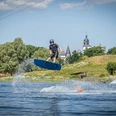 WakePark mit dem Schloss Wolfsburg im Hintergrund