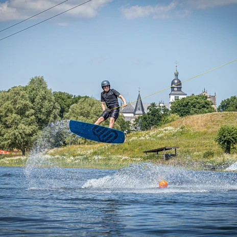 WakePark mit dem Schloss Wolfsburg im Hintergrund