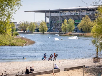 WakePark mit der Volkswagen Arena im Hintergrund