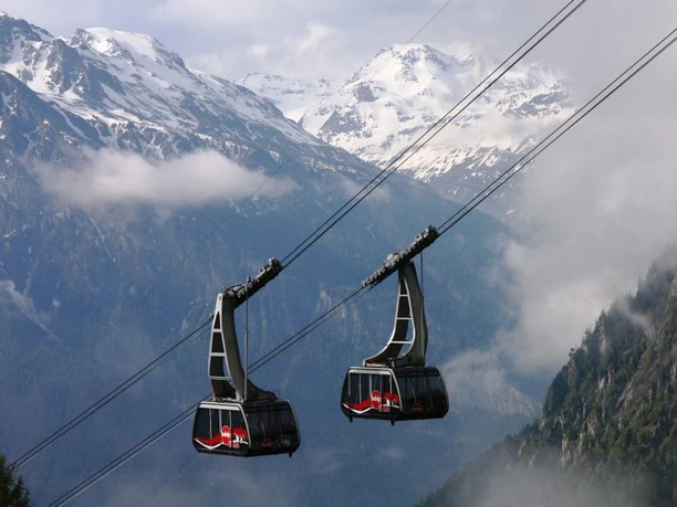 Mittelstation Pendelbahn.jpg Mittelstation Pendelbahn.jpg