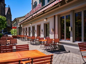 restaurant-taverne-hotel-interlaken-terrasse-tische-kirche.jpg