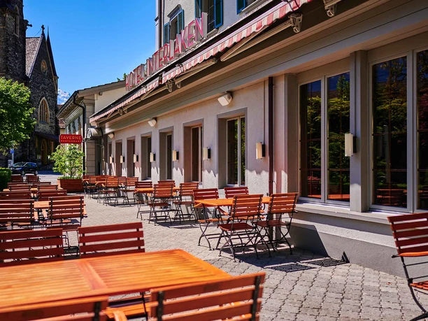 restaurant-taverne-hotel-interlaken-terrasse-tische-kirche.jpg