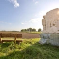Ruheplatz mit Skulptur Ruheplatz mit Skulptur