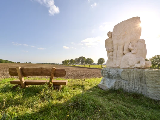 Ruheplatz mit Skulptur Ruheplatz mit Skulptur