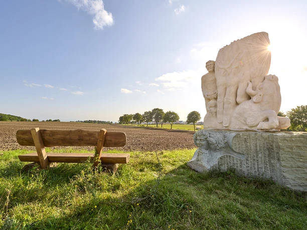 Ruheplatz mit Skulptur Ruheplatz mit Skulptur