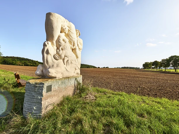 Ruheplatz mit Skulptur Ruheplatz mit Skulptur