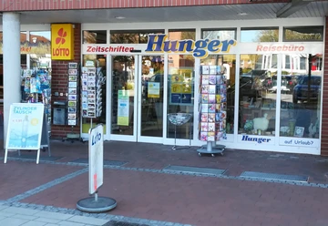 Eingangsbereich eines Reisebüros und Zeitschriftengeschäfts mit Lotto-Annahme und Postkartenständern in Cadenberge.
