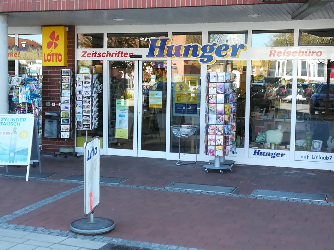 Eingangsbereich eines Reisebüros und Zeitschriftengeschäfts mit Lotto-Annahme und Postkartenständern in Cadenberge.
