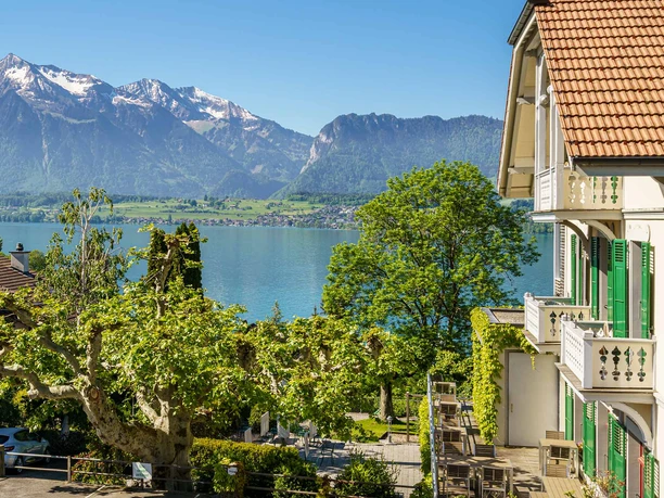 panorama-hotel-schoenbuehl-hilterfingen-aussicht-thunersee-niesen.jpg