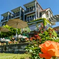 panorama-hotel-schoenbuehl-hilterfingen-garten-blumen-gebaeude.jpg