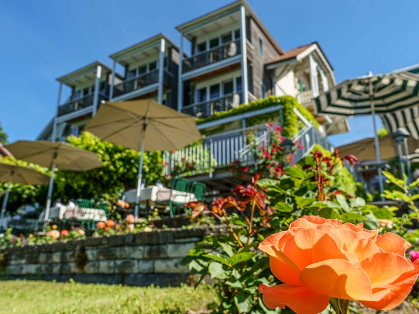 panorama-hotel-schoenbuehl-hilterfingen-garten-blumen-gebaeude.jpg