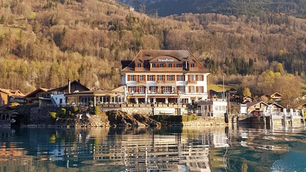 strandhotel-iseltwald-front-gebaeude-brienzersee.jpg