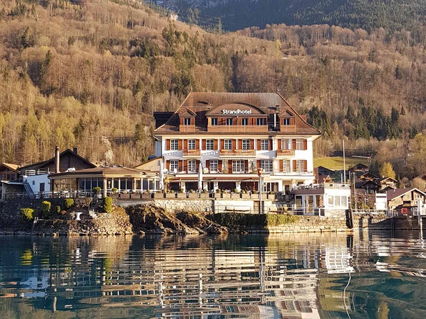 strandhotel-iseltwald-front-gebaeude-brienzersee.jpg