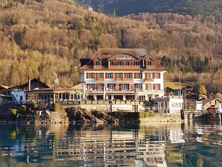 strandhotel-iseltwald-front-gebaeude-brienzersee.jpg
