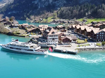 strandhotel-iseltwald-luftbild-schiff-brienzersee.jpg