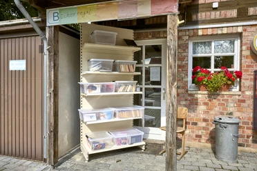 Bücherschrank mit Boxen Bücherschrank mit Boxen