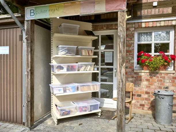 Bücherschrank mit Boxen Bücherschrank mit Boxen