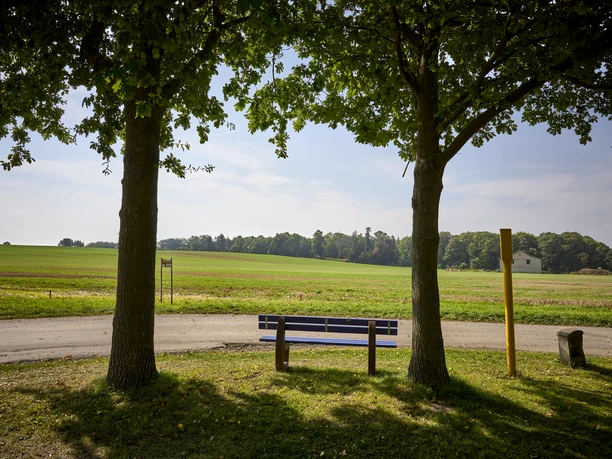 Rastplatz mit Blick auf den Gutspark Kissenbrück Rastplatz mit Blick auf den Gutspark Kissenbrück