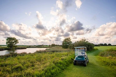 Buesum-Golfplatz-Golfcart.jpg