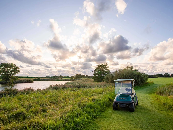 Buesum-Golfplatz-Golfcart.jpg