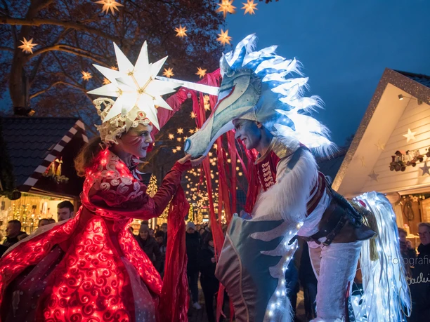 Market of Angels in Cologne A colorful scene at the "Market of Angels": Two artists in magnificent costumes under shining stars.