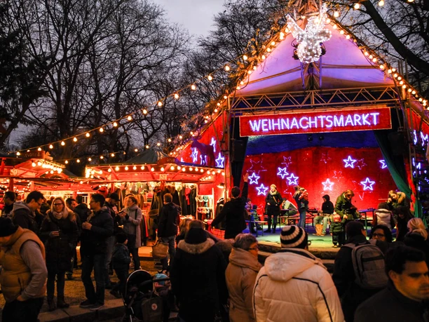 Weihnachtsmarkt im Stadtgarten Weihnachtsmarkt im Kölner Stadtgarten, Menschen bei entspannter, vorweihnachtlicher Atmosphäre.