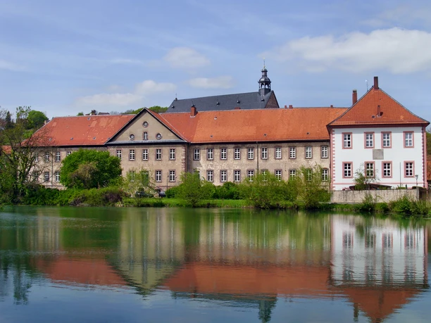 Kloster Lamspringe Kloster Lamspringe mit Teich im Vordergrund