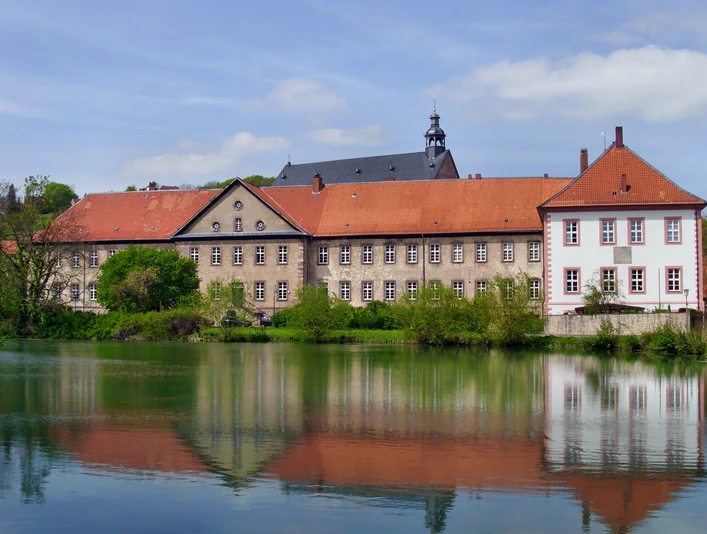Kloster Lamspringe Kloster Lamspringe mit Teich im Vordergrund