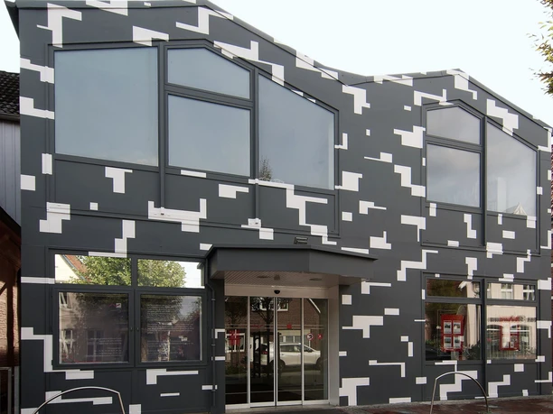 Esther Stocker Geometrisches Glück Fassade MgK 2018