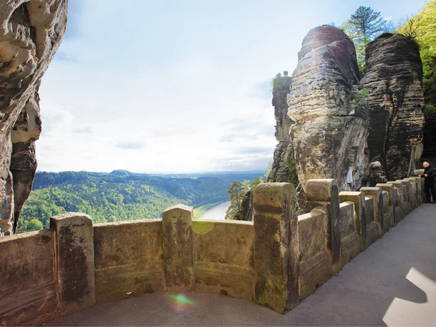 Basteiausblick_Katja Fouad Vollmer.JPG Ausblick von der Basteibrücke in die malerische Landschaft der Sächsischen Schweiz mit Felsformationen.
