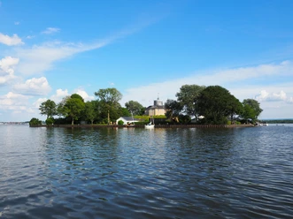 Insel Wilhelmstein Eiland Willemstein in het Steinhuder Meer, omgeven door water en bomen, met een opvallend gebouw.