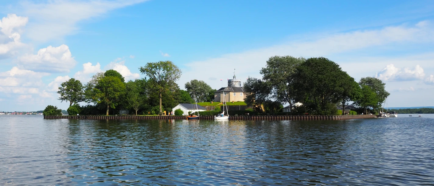 Insel Wilhelmstein Willemstein Island in the Steinhuder Meer, surrounded by water and trees, with a striking building.