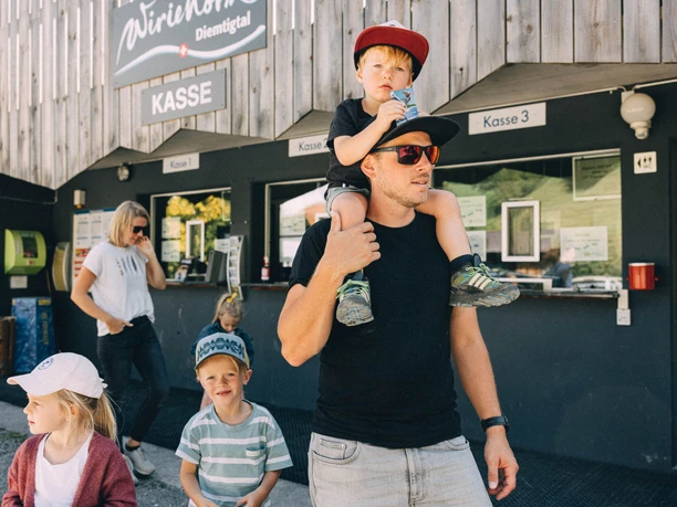Kassengebäude-Familie-Wiriehornbahnen.jpg Kassengebäude der Wiriehornbahnen mit Familie davor