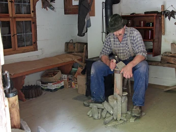 Der Wetzstein wird "gebeckt" - also in Form gehauen