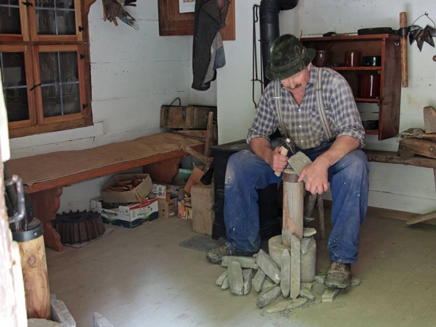 Der Wetzstein wird "gebeckt" - also in Form gehauen