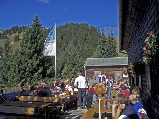 August-Schuster-Haus, Unterammergau mit Brotzeitterrasse, Aussichtsterrasse