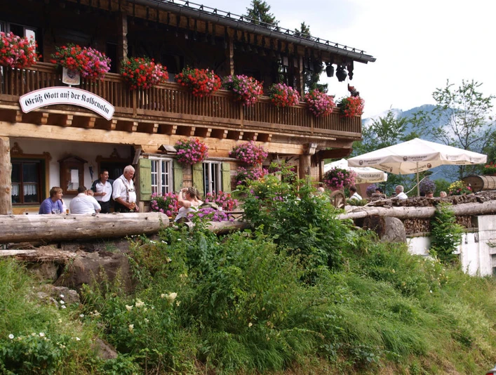 Kolbenalm im Sommer mit Aussichtsterrasse