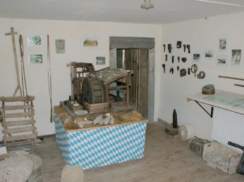 Wetzsteinmacherei mit Wetzsteinmühlenmodell