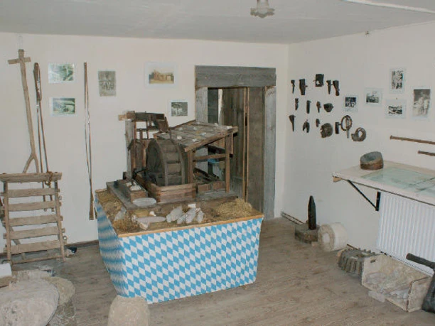 Wetzsteinmacherei mit Wetzsteinmühlenmodell