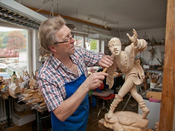 Schnitzer bei der Arbeit
