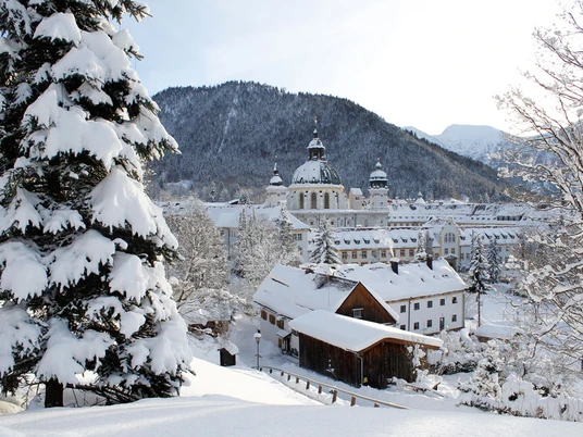 Blick auf Kloster Ettal im Winter